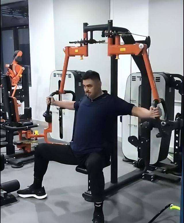 刘玉栋晒健身视频,退役战神53岁卧推300斤,男篮新一代仰望他_时期