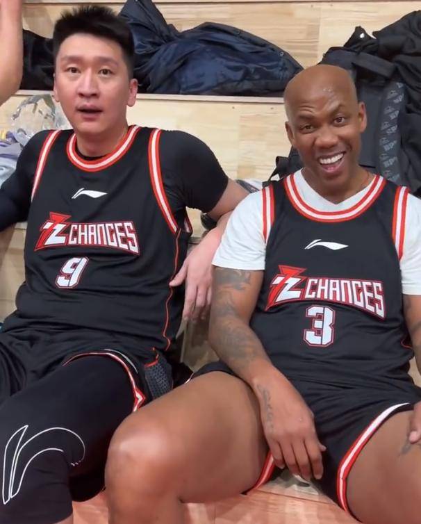 在一则马布里和孙悦打野球的视频帖子下面,有球迷评论道:我今天一边看