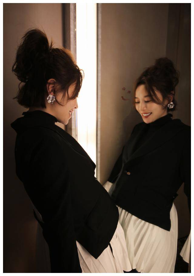 "超女"黄雅莉孕期乘飞机多地旅行,罕穿泳装出镜,孕肚又大又圆_老公