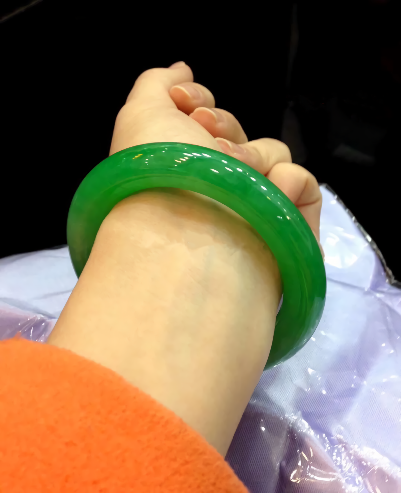 经过专家的鉴定,手镯被确认为普通的石英石制成,而非稀有的冰种翡翠.