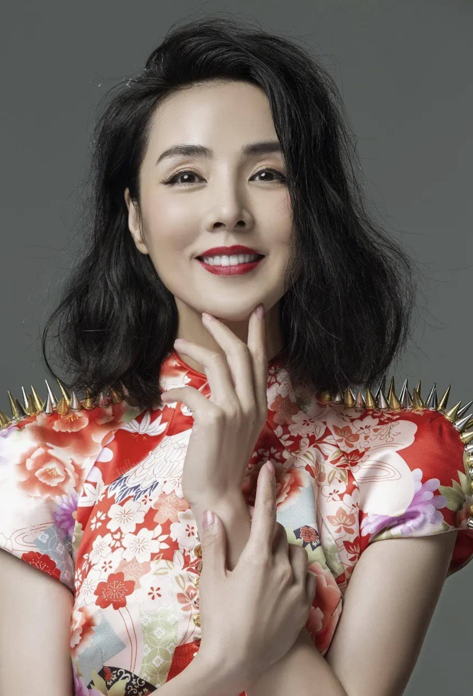 演员姜宏波:姜文捧红她,出道26年无绯闻,50岁活得干净洒脱_角色_农村_