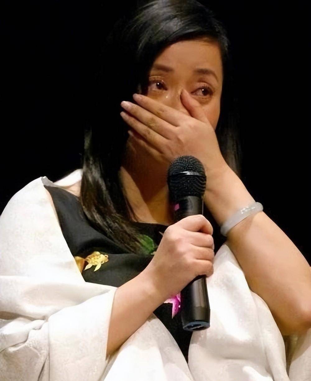 在2021年底的时候,著名女歌星毛阿敏的生活得到了巨大的变故.