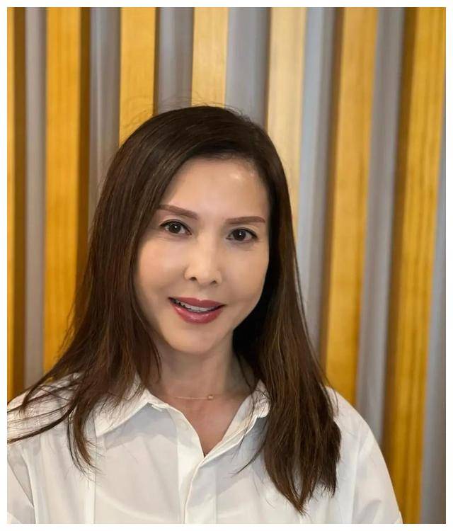 关于李婉华近况中的脸容僵硬现象,我们从相关工作人员处了解到,在拍摄