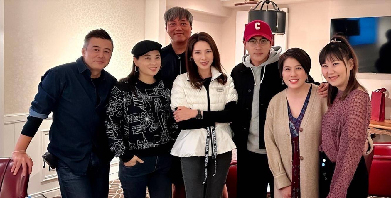 刘恺威低调回香港探亲,出席tvb艺训班聚会,满面红光全场最年轻_演艺