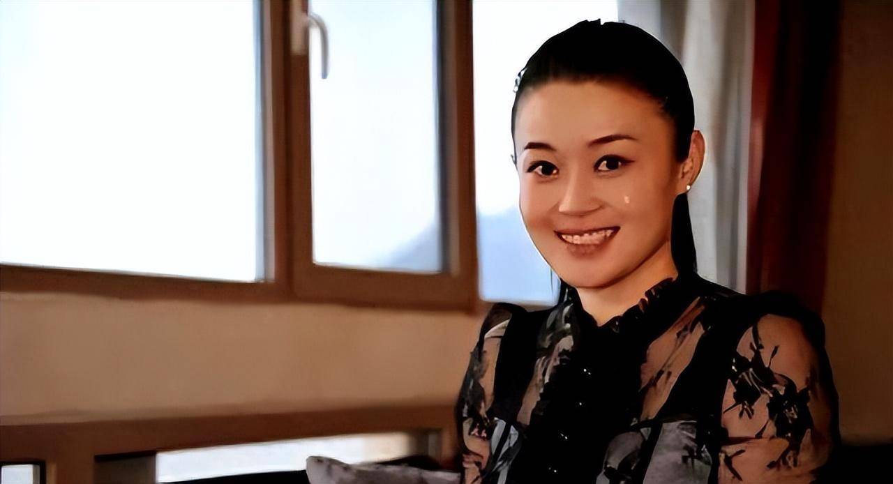 人间水蜜桃关婷娜:赵本山力捧后绯闻缠身,40岁仍单身,竟成父母心病?