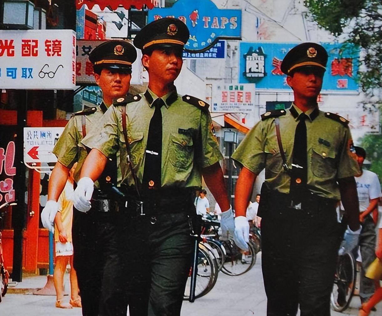 室的时候,发现里面还站着两位警察同志,一身橄榄色警服显得十分威严
