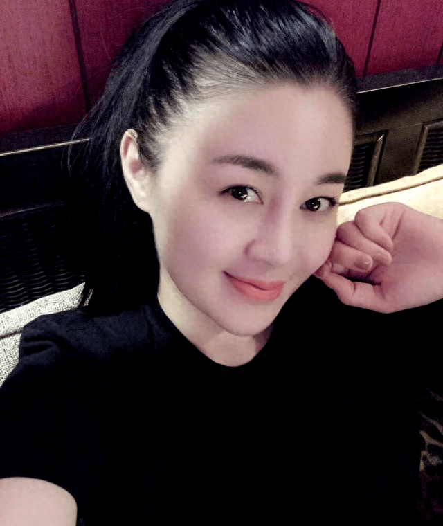 人间水蜜桃关婷娜:赵本山力捧后绯闻缠身,40岁仍单身,竟成父母心病?