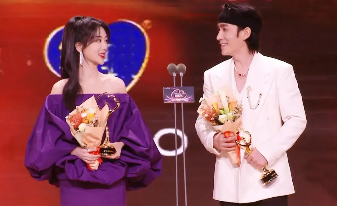 今年的"微博king"和"微博queen"分别被朱一龙和杨紫摘得,彻底打破了