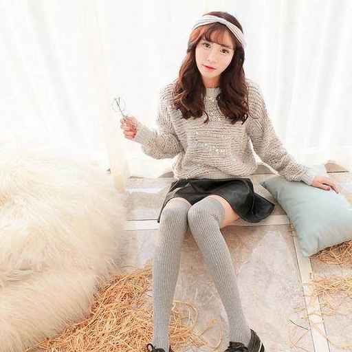 长筒袜穿好了,完全可以成为你整体搭配的亮点哦!