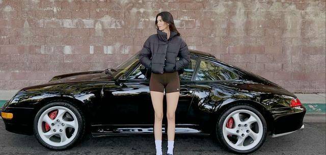 詹娜开保时捷秀长腿,身材真顶,坐驾驶室绑头发太飒_达尔_布克_老爷车
