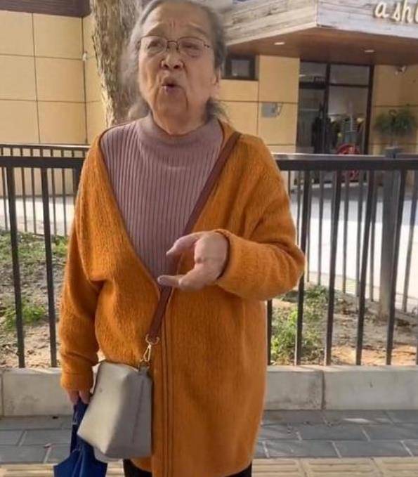 容嬤嬤李明啟現身晚會彩排,87歲走路帶風,穿200元平價