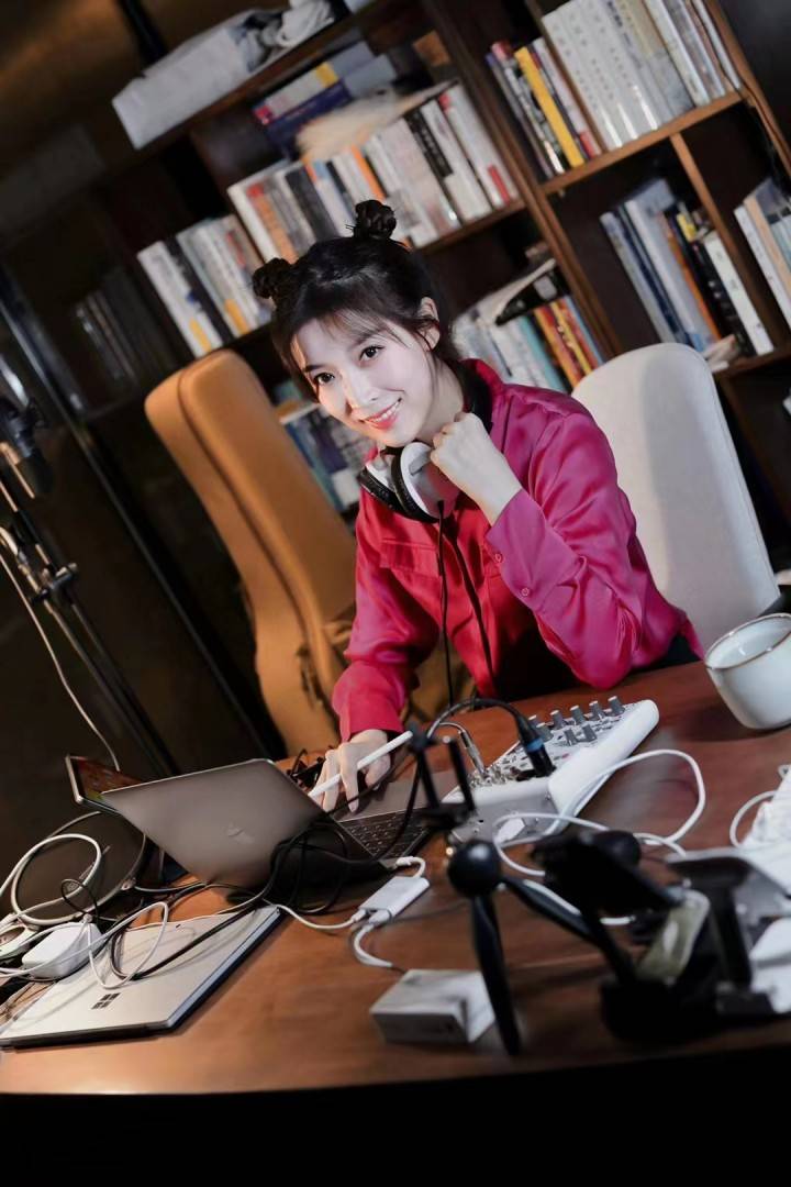 最美哈佛校花朱梓橦,一袭红衣礼裙亮相活动现场_红色_运动_成绩