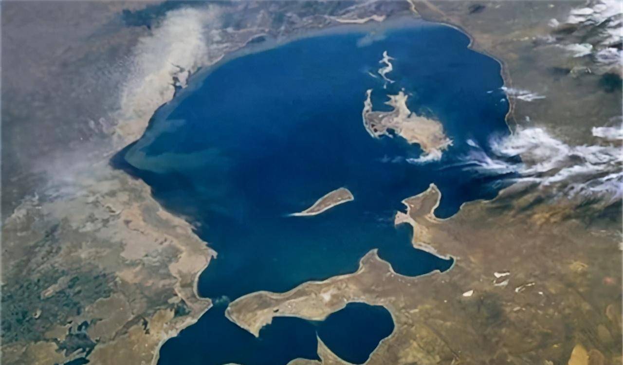 苏联建造起大规模的水利工程,将阿姆河被抽干,连同咸海也随之枯萎,哈