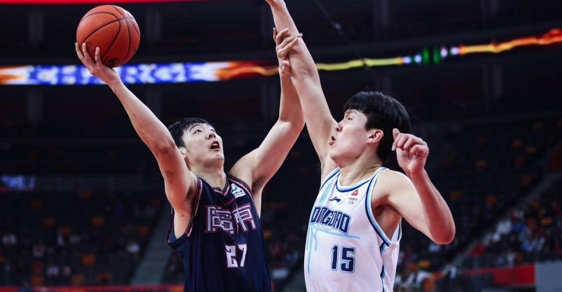 挨一肘吃两帽连犯三错,被范子铭拿捏,杜锋弃用,胡明轩向他咆哮_张明池