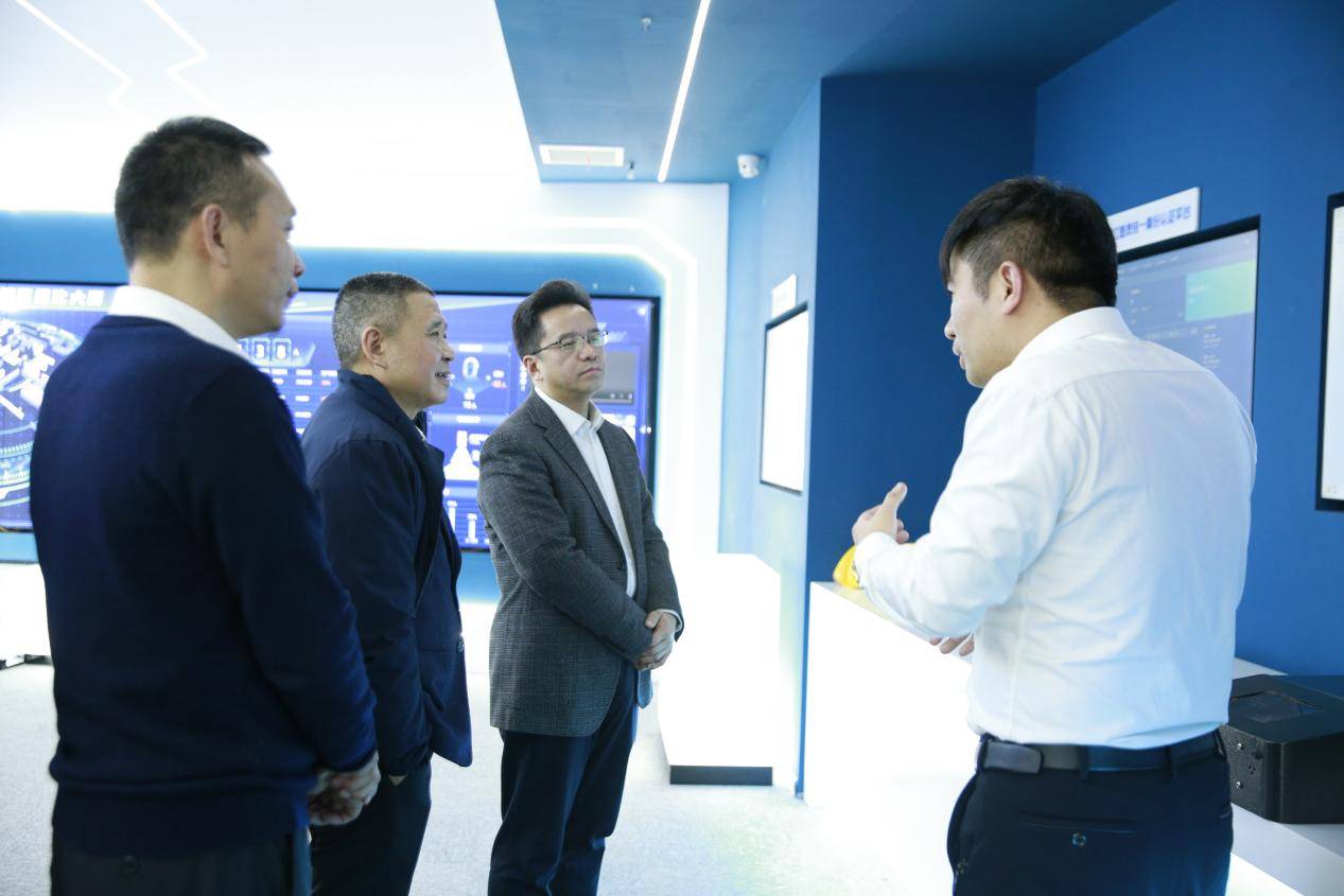江北区政府领导杨新,何勇等一行莅临软江图灵指导调研_公司_人工智能