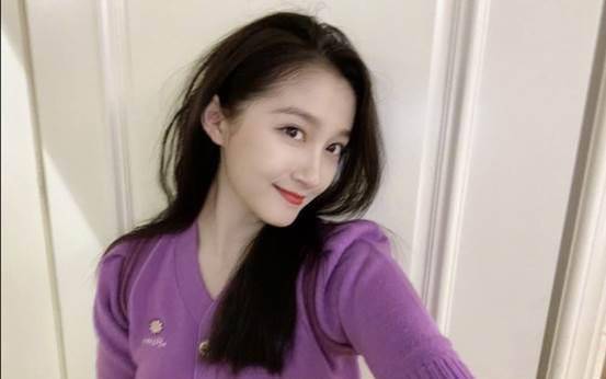 顶流女友的颜值"天花板",关晓彤晒照,肤白貌美大长腿一样不缺_国民