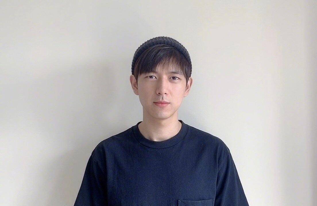 李现宅家任凭胡子"疯长",晒素颜照营业,刮掉胡子清新帅气_卫衣_造型