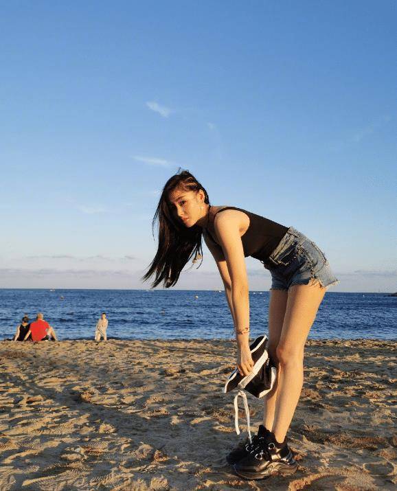 有一种完美叫张天爱身材,穿短裤跪下那一刻,这腿真羡慕不来_健身_自律