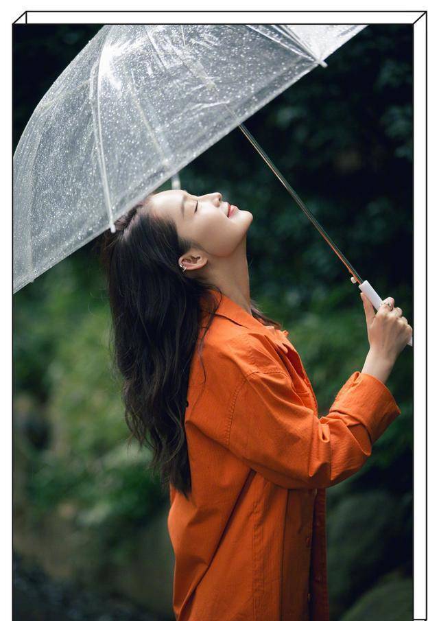 李沁分享独家雨中摄影技巧,这样穿搭超a_雨伞_照片_雨滴