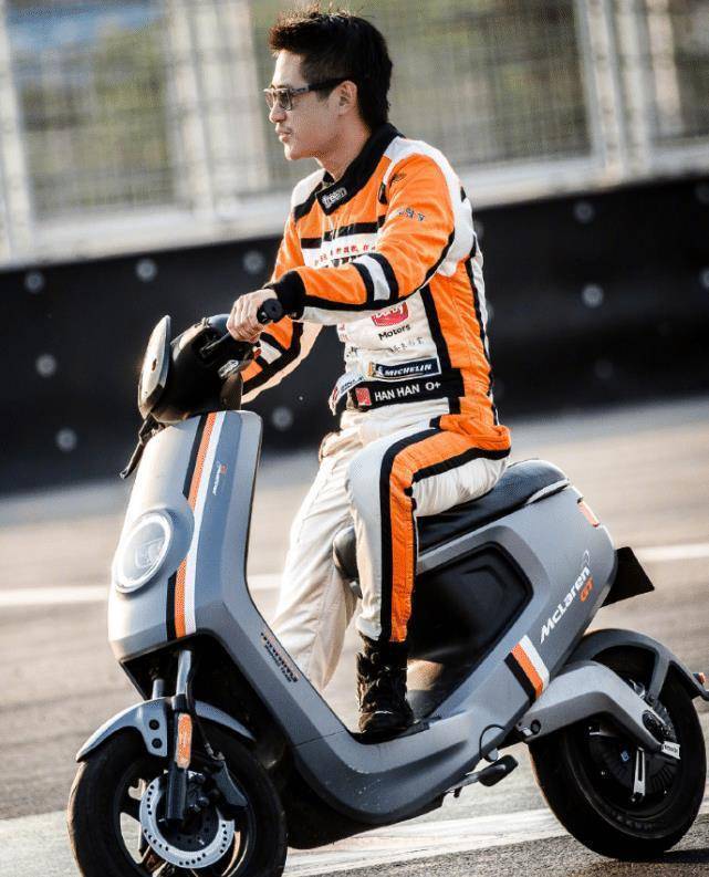 韩寒晒健身照帅回颜值巅峰,撞脸谢霆锋啥情况_形象_身材_穿着