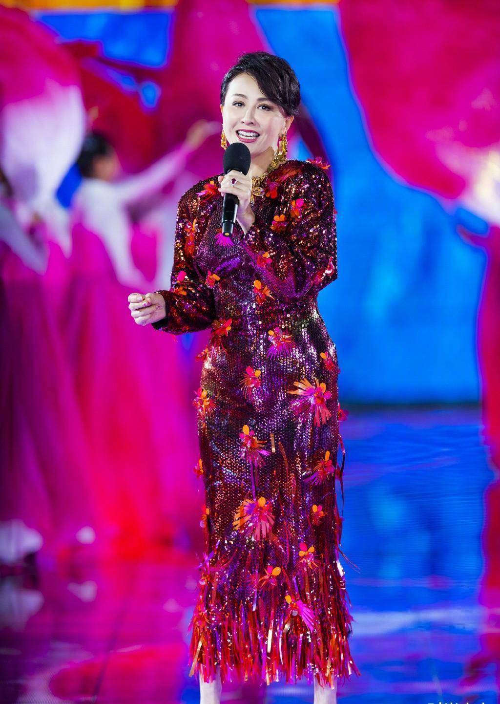 65岁刘嘉玲近照放出,身穿撞色运动风套装出镜,网友:真不服老_设计