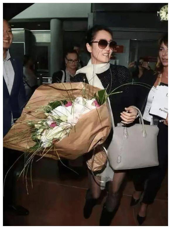 将近60岁的巩俐,竟然敢于挑战渔网衣,还大胆搭配黑丝袜,"爱美之心"