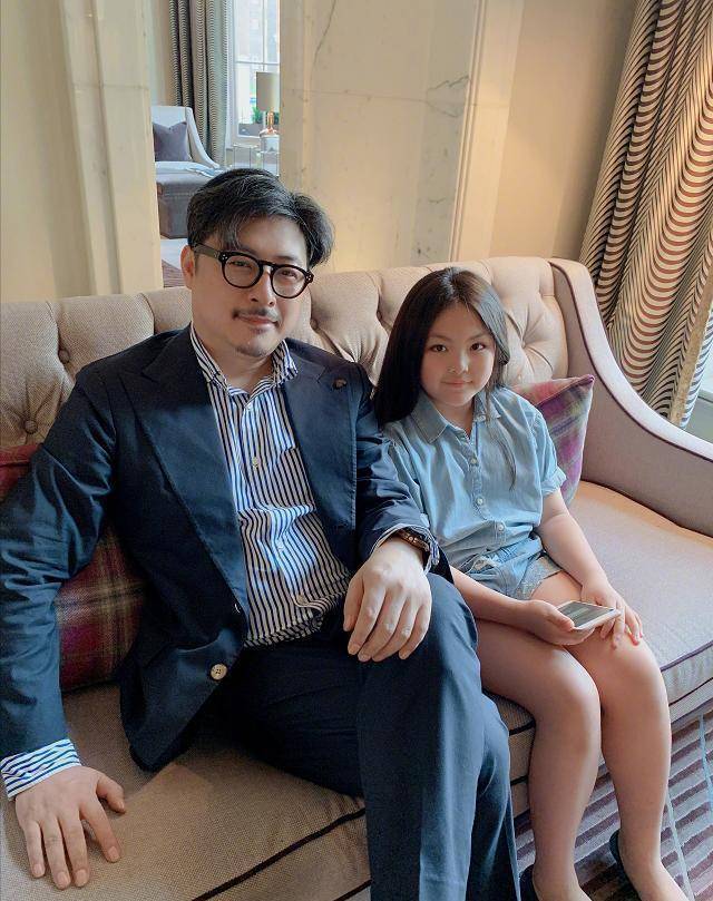 李湘晒照有心机,王诗龄戴口罩豪宅外骑自行车,三层小别墅太亮眼_女儿