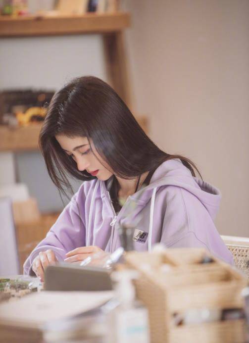 26岁鞠婧祎美照,气质甜美文艺,穿搭有品位_身材_小七_感觉