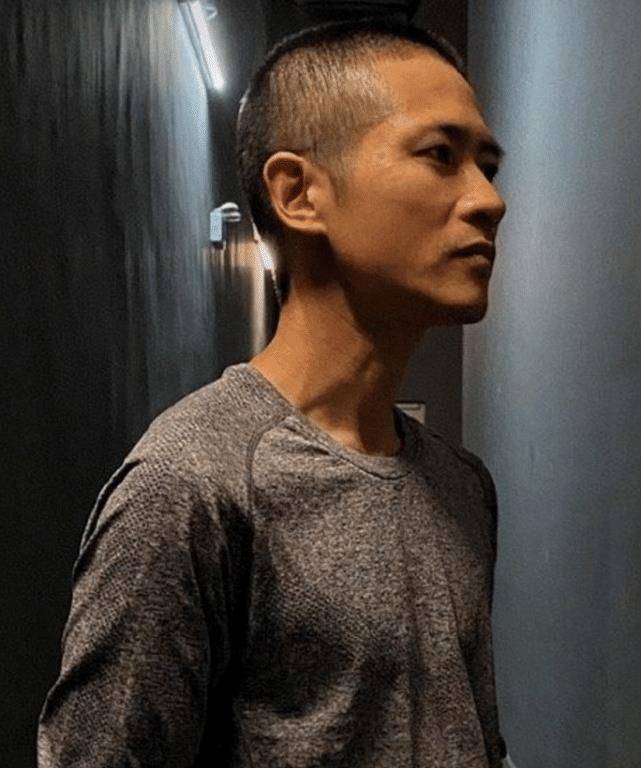 韩寒晒健身照帅回颜值巅峰,撞脸谢霆锋啥情况_形象_身材_穿着