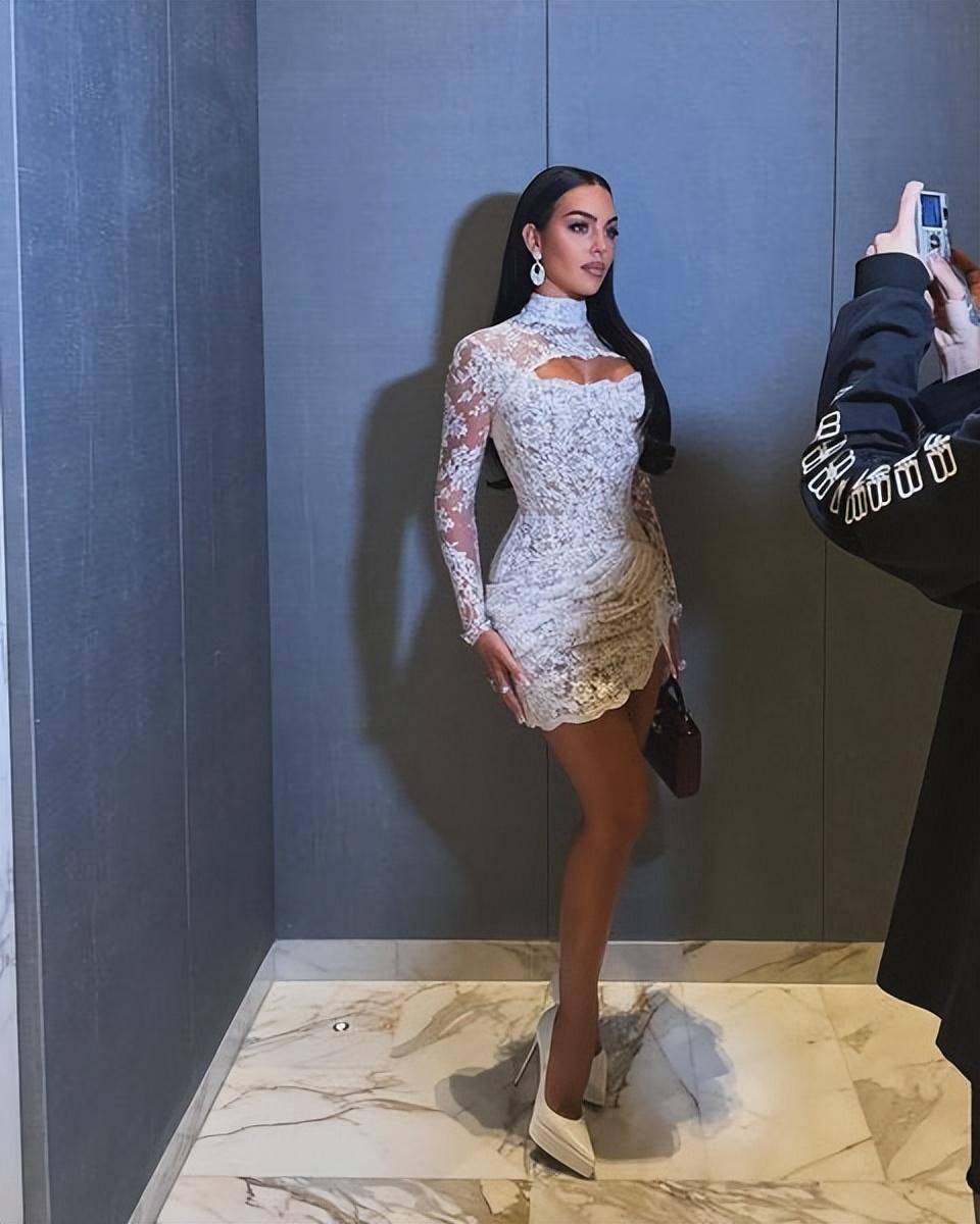 乔治娜陪c罗迪拜领奖!