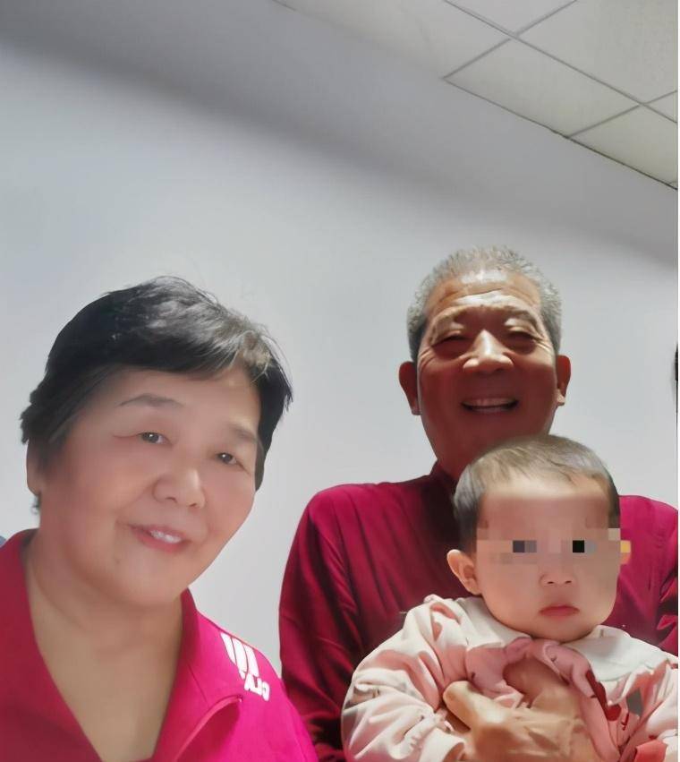 67岁妇女自然受孕生女,现今孩子两岁,老母亲说:她会