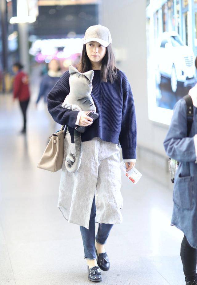 时尚装这么薄照样穿,背面却勒出痕迹,真尴尬_黑色_衬衣_臀部