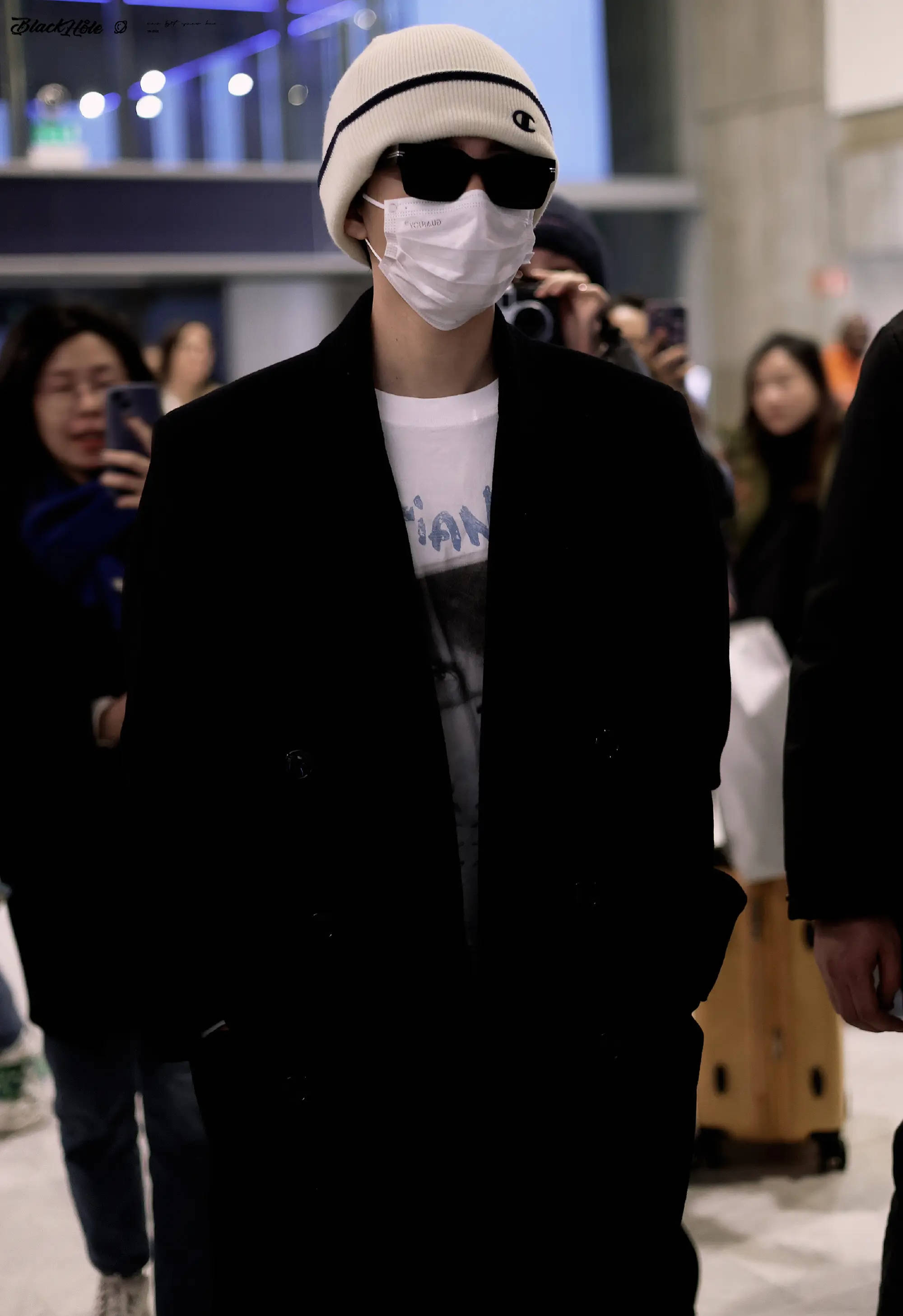 王俊凯巴黎机场出街黑色大衣白色毛线帽又奶又酷