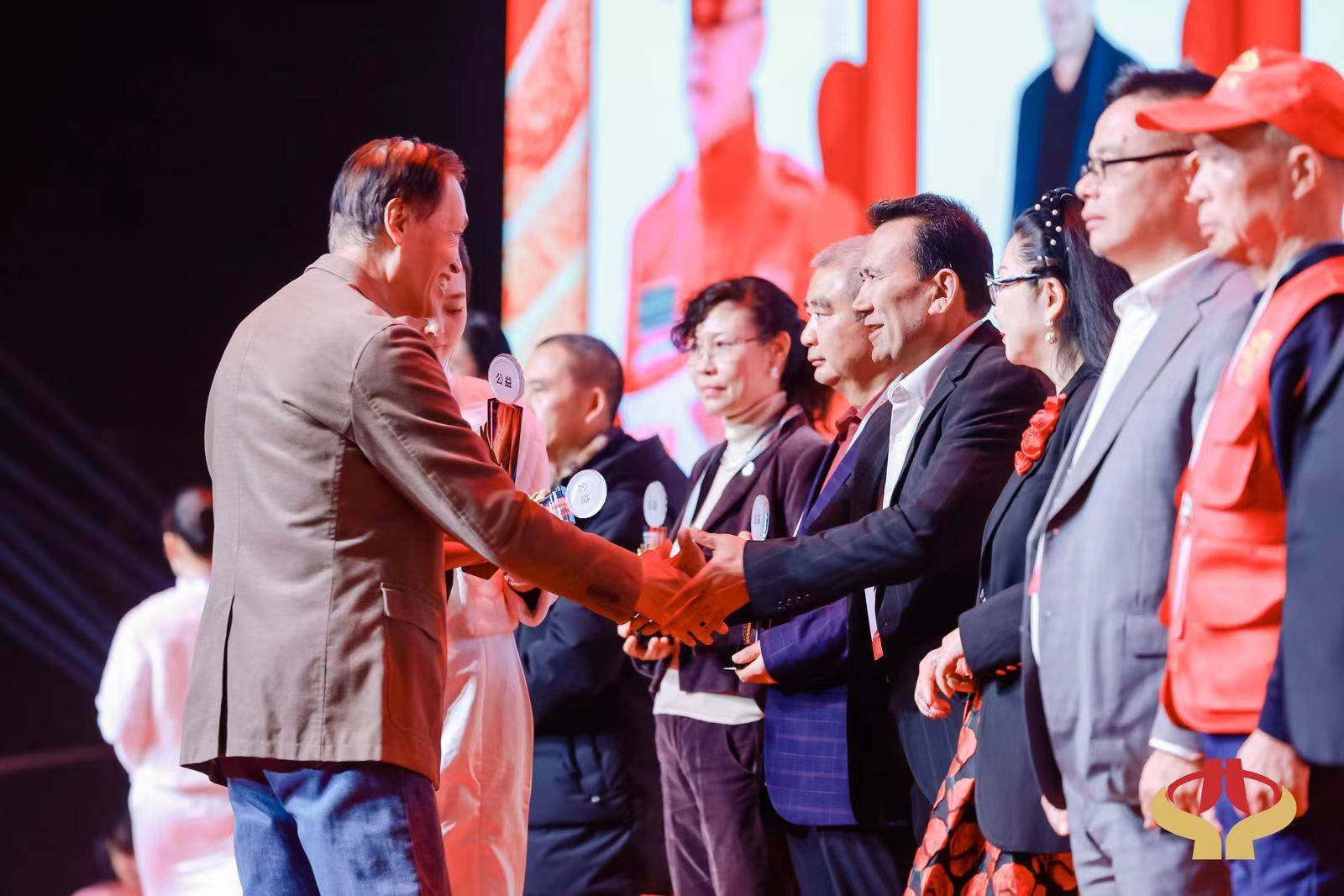 阿迪力慈善协会理事长阿迪力·麦麦提受邀出席第七届公益事业大典