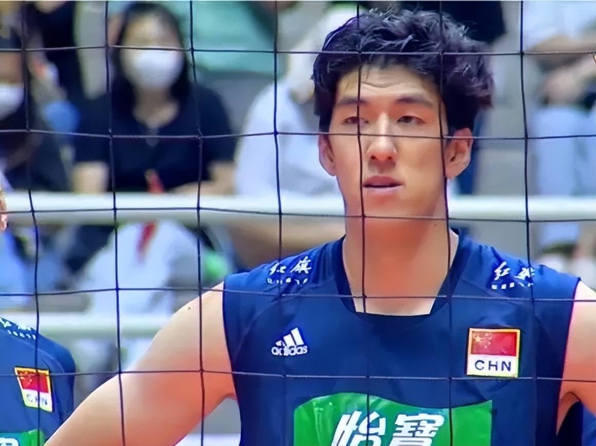 张哲嘉:中国男排"小巨人"称号出色的拦网和爆发力十足的扣球_上海队