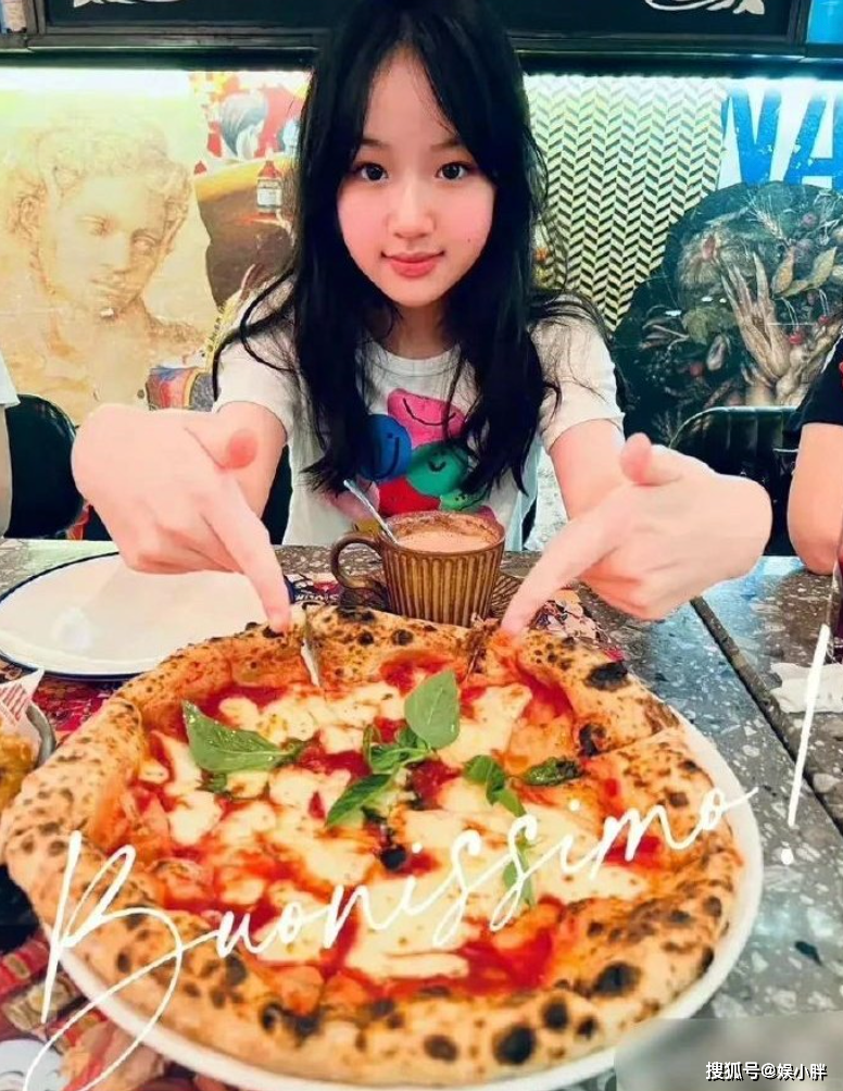 李小鹏女儿奥莉变成大方脸,母亲的基因太强大了!