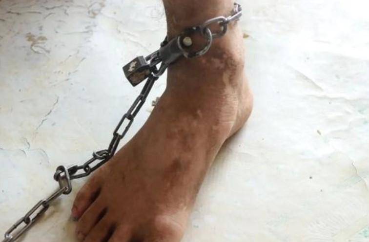 纪实:父亲欠钱不还,债主用铁链锁住儿子3年,吃住全在床上