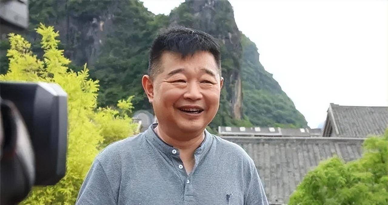 原创主持人肖东坡:一婚娶校花妻子遭离婚,与女商人55天闪婚获幸福