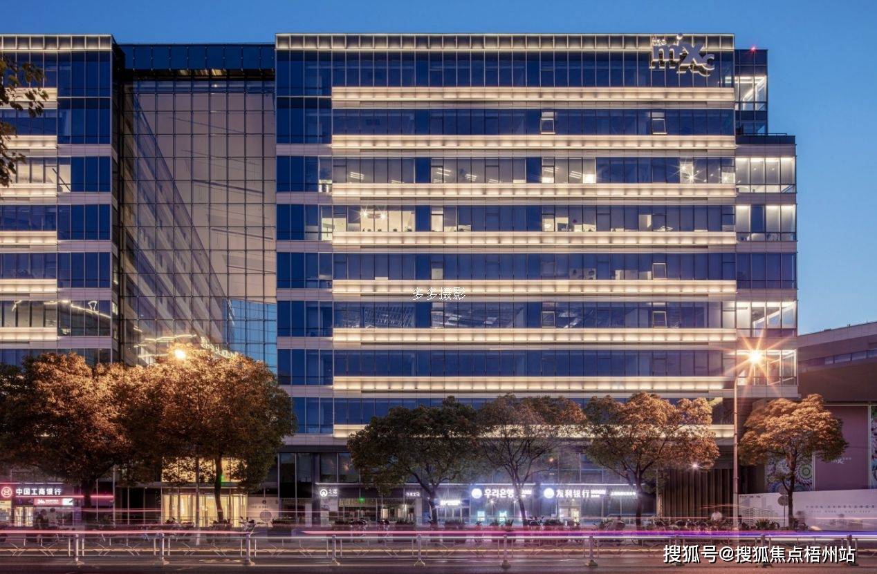 该物业管理团队负责万象城公共区域的日常清洁和维护工作,保持万象城