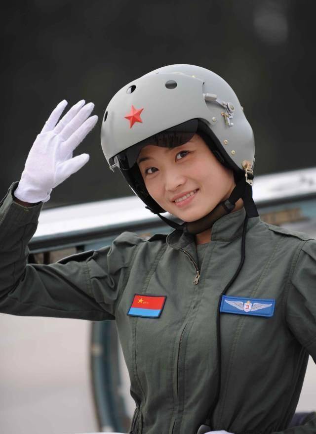 被称为"金孔雀"余旭,中国首位歼10女飞行员,因跳伞失败牺牲_表演_能力