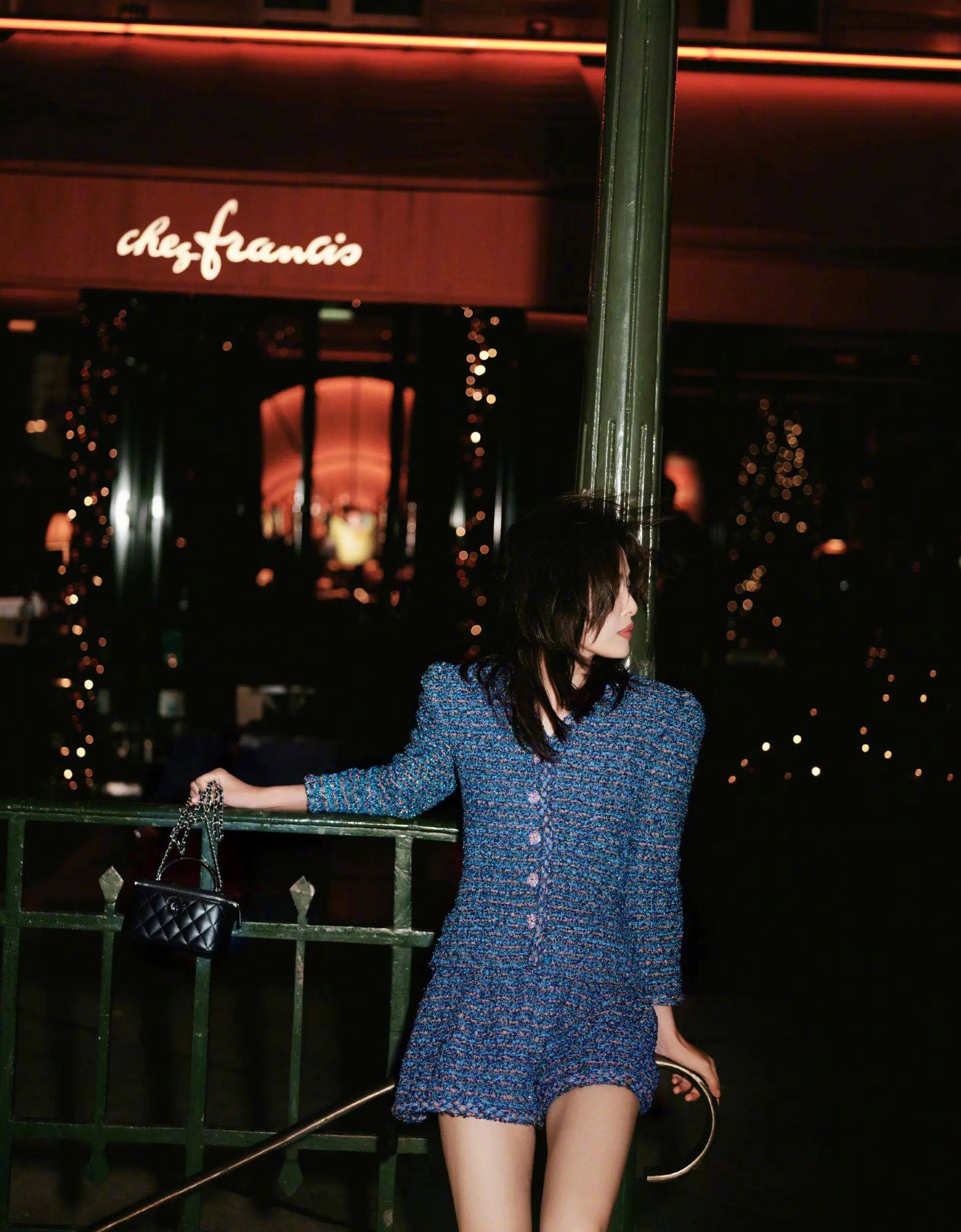 辛芷蕾身穿蓝色高定套装 玩转法式格调优雅高级_时尚_魅力_眼神