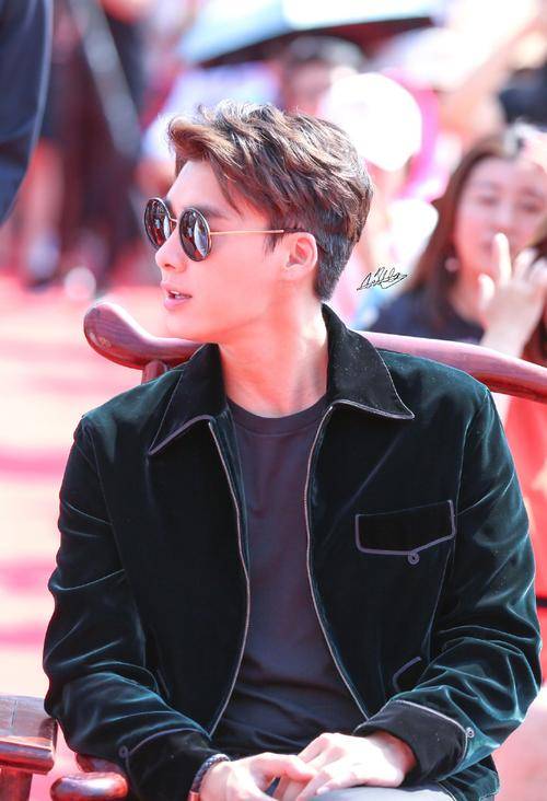 大家知道关晓彤是出了名的颜控,在少女时代,曾声称她的偶像是李易峰