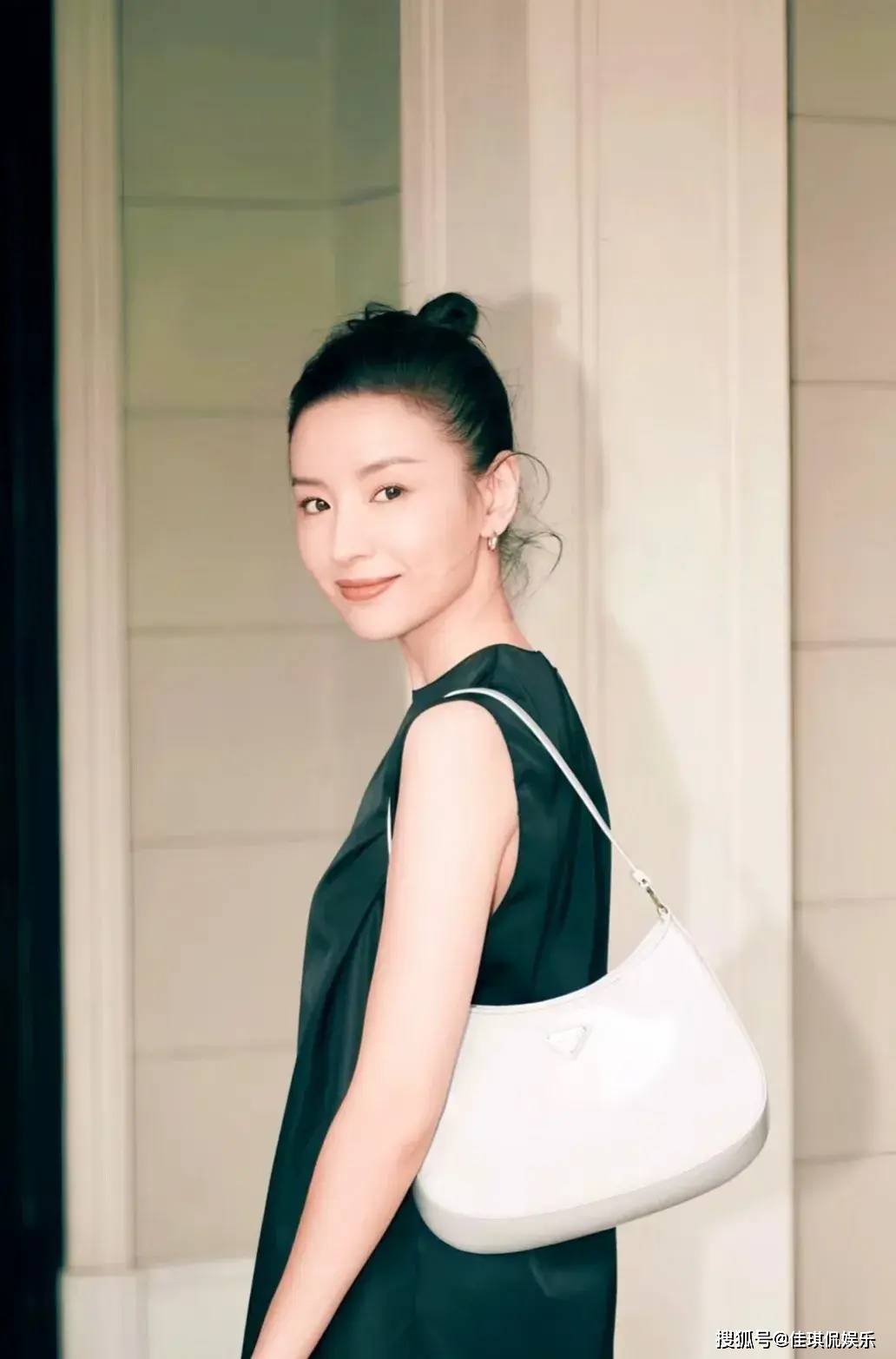 50岁王艳在故宫旁10亿豪宅备年货,对比董洁,她还能靠美貌翻身吗_生活