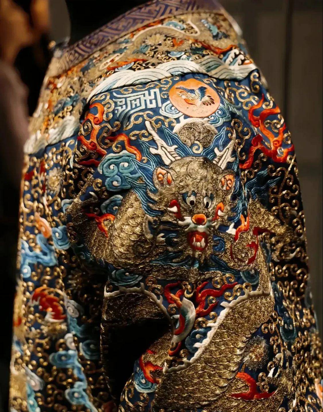 大英博物馆中的中国皇帝的龙袍,明确姿态不会还给我们!