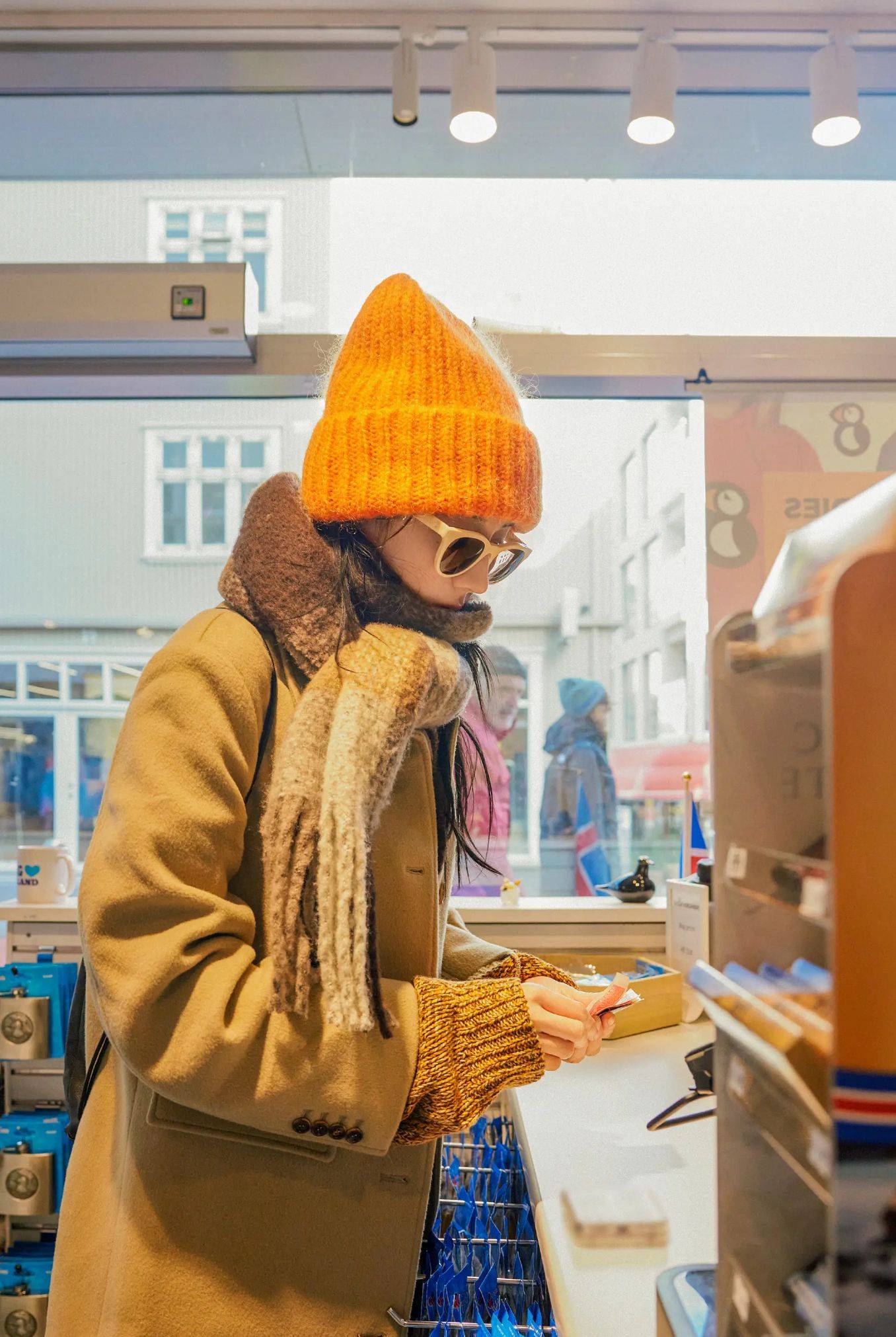 迪丽热巴戴橘色绒线帽减龄吸睛 搭配围巾温暖舒适_时尚_整体_造型