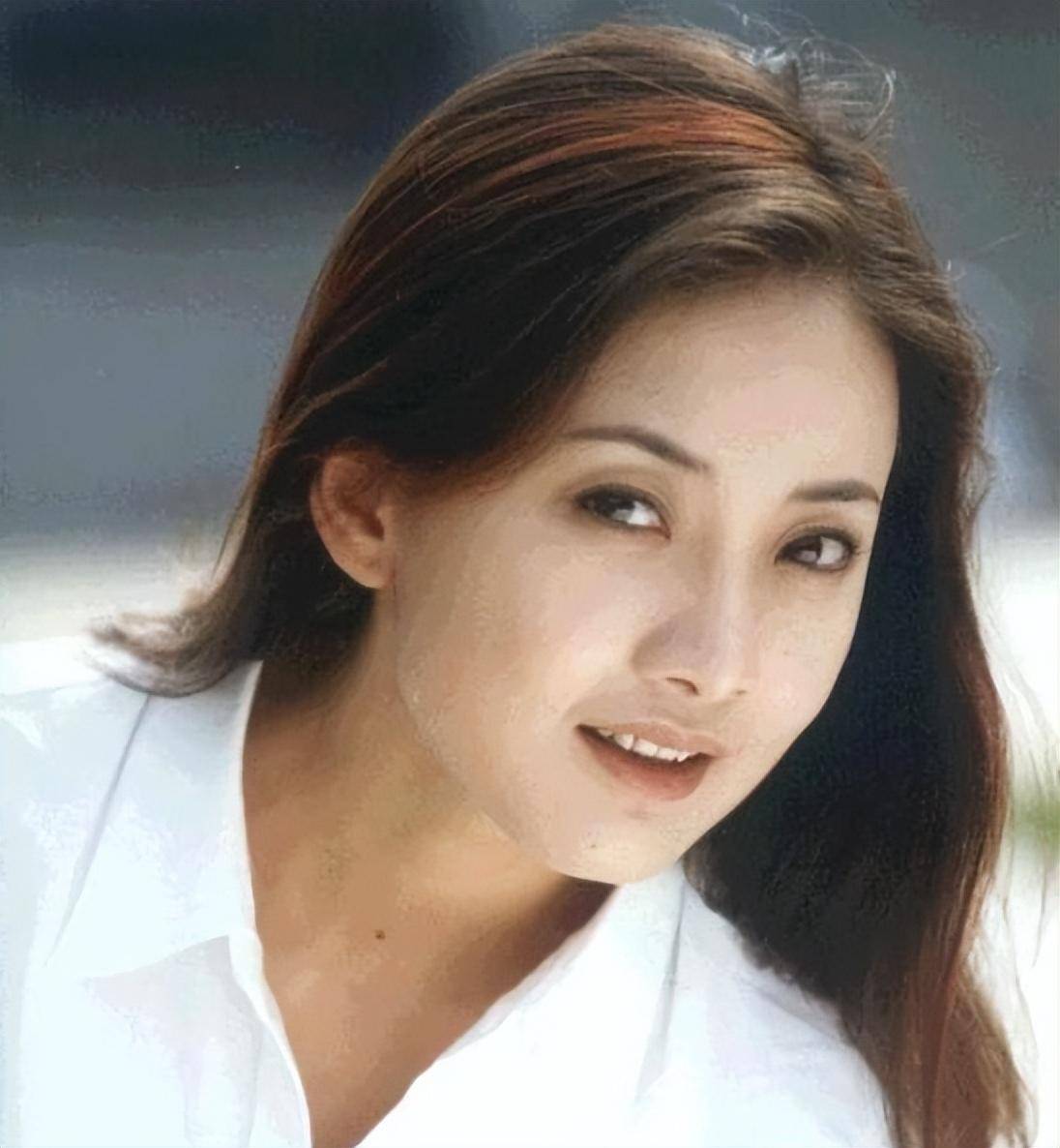 《绝代双骄》,而后呢又在2001年大导演杨亚洲的《空镜子》中担任主演