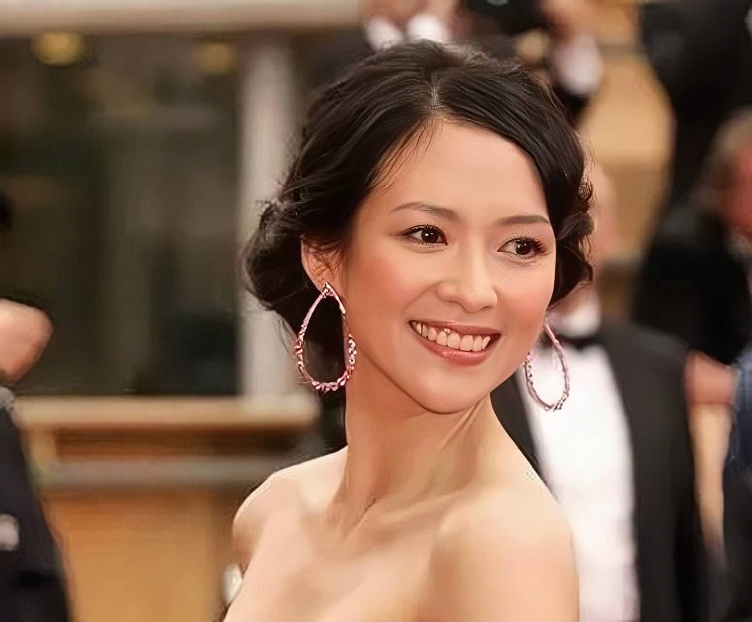 许多网友应该还记得梁洛施和李泽楷的富豪恋情,而杨紫琼被怀疑就是