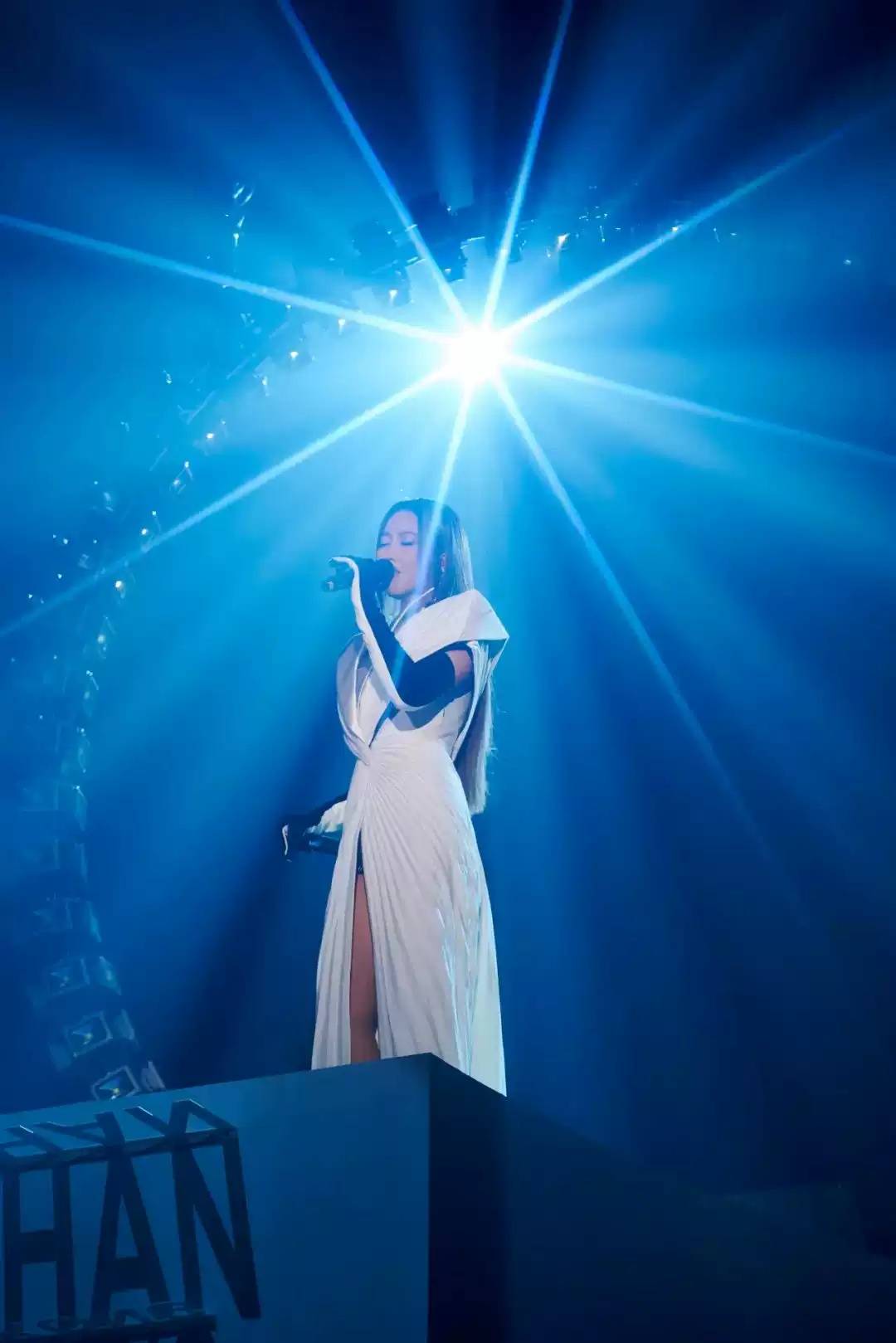 而在2015年的《我是歌手》中很多人都是被她那一首《忘记拥抱》所深深