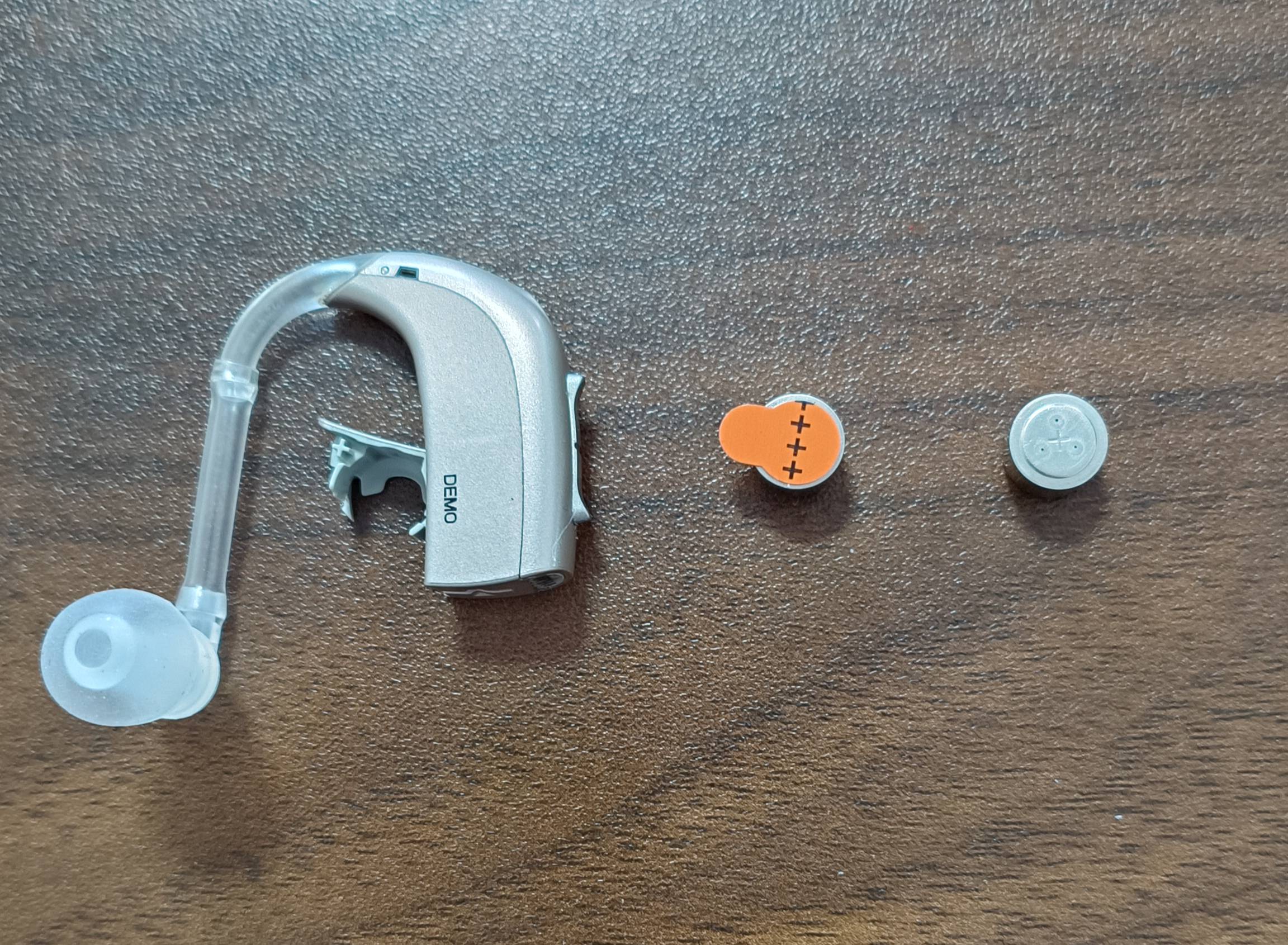 耳背式助听器如何安装电池?