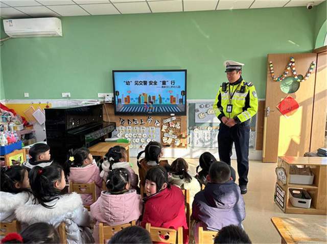 常識寓教於幼兒的一日生活和遊戲之中,開展了多種形式的交通安全教育